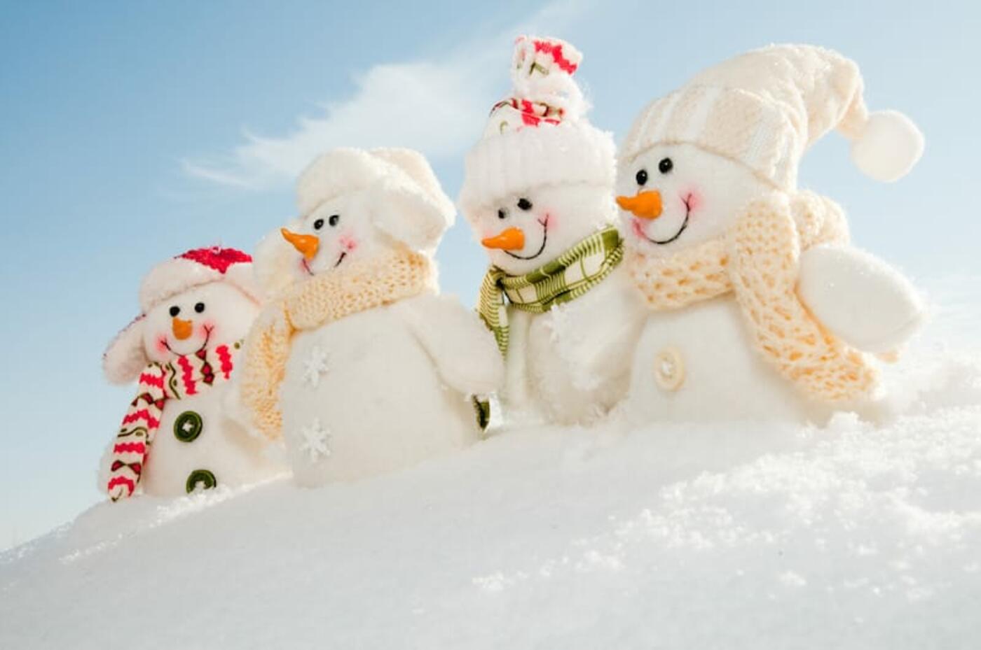 seasons-greetings-snowman-family-800x531